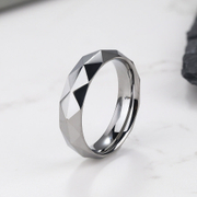 Ring aus Wolframstahl mit Diamantschliff