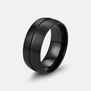 Schlichter Ring aus Edelstahl mit schwarzer Linie