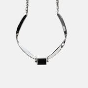 Schlichte Halskette aus Edelstahl mit schwarzem, quadratischem Edelstein