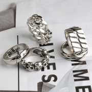 Elegante conjunto de anéis de aço inoxidável com corrente de caveira