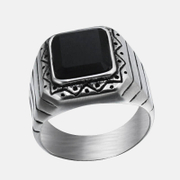 Ring aus schwarzem Edelstahl mit gotischem Muster und Edelsteinen