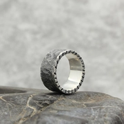 Ampio anello in argento sterling martellato