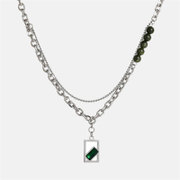 Collier en acier inoxydable avec perles vertes à cadre carré émeraude
