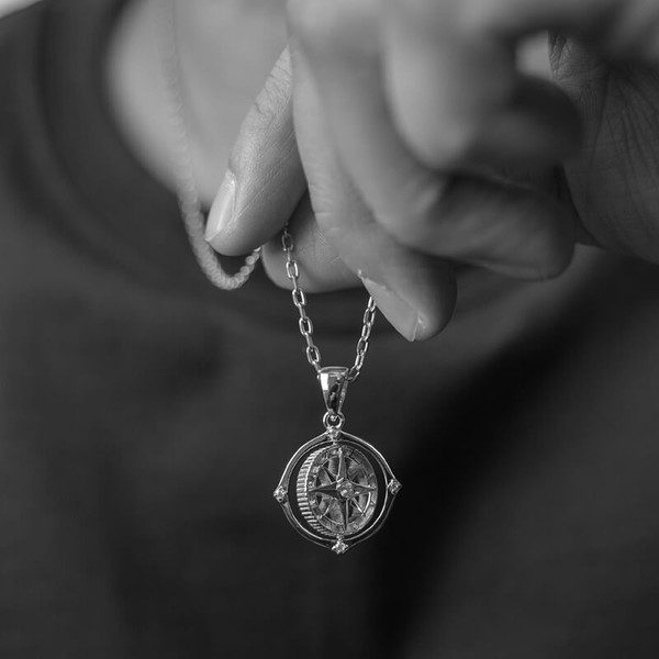TheCharmWorks Ciondolo Bussola In Argento Sterling Con Freccia Mobile - Gioiello Regalo In Sacchettino, Simbolo Di Orientamento E Avventura