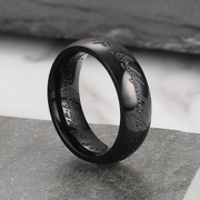 Exquisito anillo de acero inoxidable grabado.