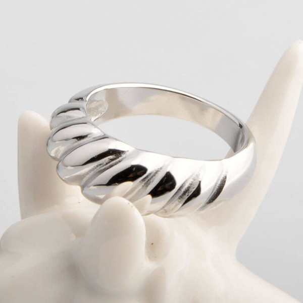 【Shapes Studio】Simple Twist Bandリング Simple Twist Band Ring – Shapes Studio