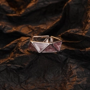 Einfacher dreieckiger hohler geometrischer Ring aus Sterlingsilber